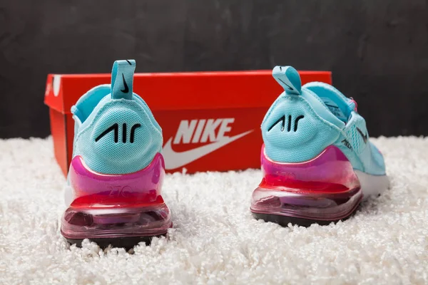 Yeni renkli ve güzel Nike Air Max koşu ayakkabıları, spor ayakkabıları, spor ayakkabıları soyut arka planda bir marka kutusu olan logoyu gösteren ayakkabılar. Spor ve günlük ayakkabı konsepti. Kyiv, Ukrayna - 31 Mart 2018