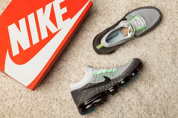 Yeni renkli ve güzel Nike Buhar Max koşu ayakkabıları, spor ayakkabıları, spor ayakkabıları, soyut arka planda bir marka kutusu olan logoyu gösteren ayakkabılar. Spor ve günlük ayakkabı konsepti. Kyiv, Ukrayna - 21 Mayıs 2018