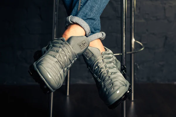 新的美丽的彩色和漂亮的耐克空气马克斯跑鞋 运动鞋 教练展示标志与品牌的抽象背景 运动和休闲鞋概念 乌克兰基辅 2018年8月23日 — 图库照片