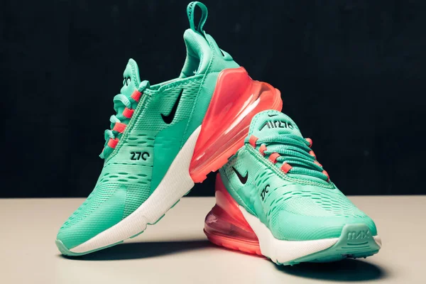 Yeni Güzel Renkli Güzel Nike Air Max Koşu Ayakkabıları Spor — Stok fotoğraf