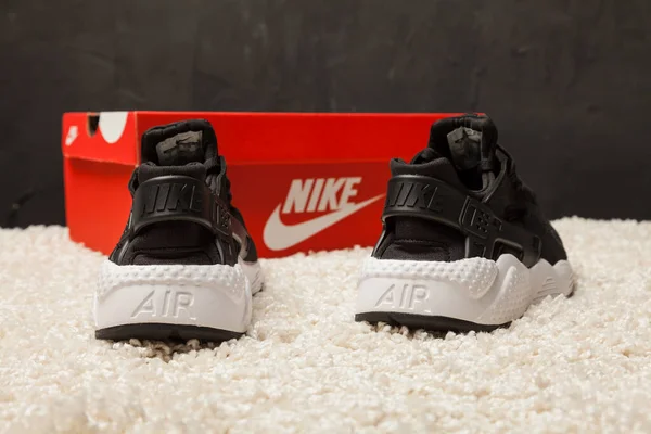 Gyönyörű Színes Szép Nike Air Huarache Futócipő Tornacipő Tréner Logó — Stock Fotó