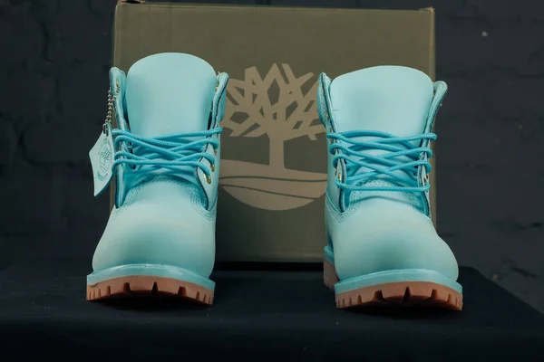 Novos Sapatos Coloridos Agradáveis Timberland Rastreamento Tênis Treinadores Mostra Logotipo — Fotografia de Stock