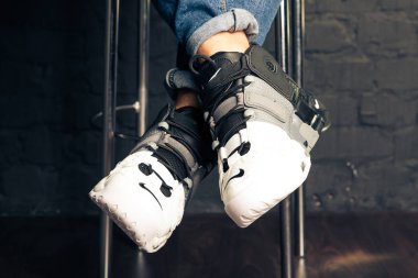 Yeni renkli ve güzel Nike Air Max koşu ayakkabıları, spor ayakkabıları, spor ayakkabıları soyut arka planda bir marka kutusu olan logoyu gösteren ayakkabılar. Spor ve günlük ayakkabı konsepti. Kyiv, Ukrayna-7 Ağustos 2018