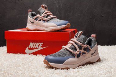 Yeni renkli ve güzel Nike Air Max koşu ayakkabıları, spor ayakkabıları, spor ayakkabıları soyut arka planda bir marka kutusu olan logoyu gösteren ayakkabılar. Spor ve günlük ayakkabı konsepti. Kyiv, Ukrayna-11 Nisan 2018