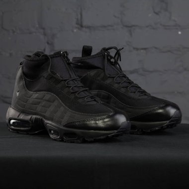 Yeni güzel renkli ve güzel Nike Air Max koşu ayakkabıları, spor ayakkabıları, spor ayakkabıları soyut arka planda bir marka kutusu olan logolar gösteriyor. Spor ve günlük ayakkabı konsepti. Kyiv, Ukrayna-24 Kasım 2017