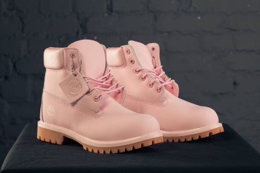 Yeni güzel renkli ve güzel Timberland izleme ayakkabıları, spor ayakkabıları, spor ayakkabıları soyut arka planda bir marka kutusu olan logoyu gösteriyor. Spor ve günlük ayakkabı konsepti. Kyiv, Ukrayna - 16 Kasım 2017