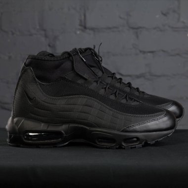 Yeni güzel renkli ve güzel Nike Air Max koşu ayakkabıları, spor ayakkabıları, spor ayakkabıları soyut arka planda bir marka kutusu olan logolar gösteriyor. Spor ve günlük ayakkabı konsepti. Kyiv, Ukrayna-24 Kasım 2017