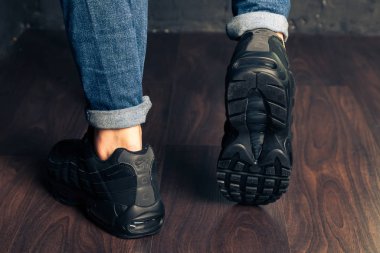 Yeni renkli ve güzel Nike Air Max koşu ayakkabıları, spor ayakkabıları, spor ayakkabıları soyut arka planda bir marka kutusu olan logoyu gösteren ayakkabılar. Spor ve günlük ayakkabı konsepti. Kyiv, Ukrayna-4 Ağustos 2018