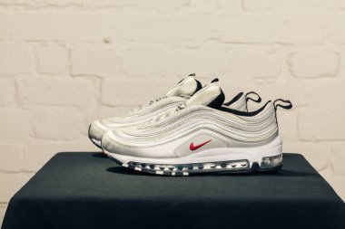Yeni güzel renkli ve güzel Nike Air Max koşu ayakkabıları, spor ayakkabıları, spor ayakkabıları soyut arka planda bir marka kutusu olan logoyu gösteriyor. Spor ve günlük ayakkabı konsepti. Kyiv, Ukrayna - 29 Ocak 2018