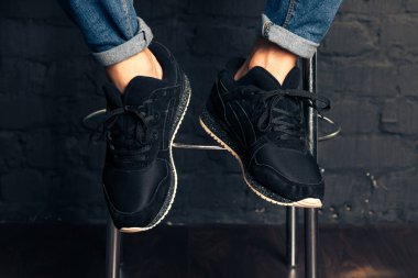 Yeni renkli ve güzel Asics koşu ayakkabıları, spor ayakkabıları, soyut arka planda bir marka kutusu olan logoyu gösteren spor ayakkabıları. Spor ve günlük ayakkabı konsepti. Kyiv, Ukrayna-7 Ağustos 2018