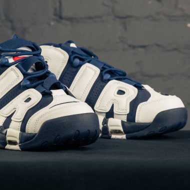 Yeni güzel renkli ve güzel Nike Air Max koşu ayakkabıları, spor ayakkabıları, spor ayakkabıları soyut arka planda bir marka kutusu olan logolar gösteriyor. Spor ve günlük ayakkabı konsepti. Kyiv, Ukrayna-24 Kasım 2017