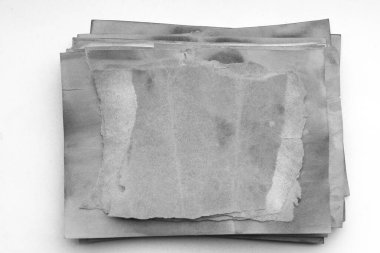 Eski kağıt çarşaf. Toz ve kirli lekelerle dolu boş bir arka plan. Eski ve antika sanat konsepti. Ayrıntılı yakın çekim stüdyo çekimi. Ön manzara. Ayarlanmış