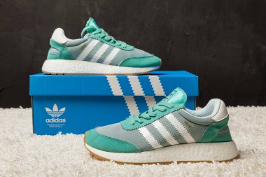 Yeni renkli ve güzel Nike Air Max koşu ayakkabıları, spor ayakkabıları, spor ayakkabıları soyut arka planda bir marka kutusu olan logoyu gösteren ayakkabılar. Spor ve günlük ayakkabı konsepti. Kyiv, Ukrayna-11 Nisan 2018