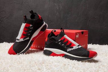 Yeni güzel renkli ve güzel Puma Ingnite koşu ayakkabıları, spor ayakkabıları, soyut arka planda bir marka kutusu olan logoyu gösteren spor ayakkabıları. Spor ve günlük ayakkabı konsepti. Kyiv, Ukrayna-4 Nisan 2018