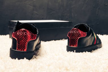 Yeni renkli ve güzel Adidas Gucci koşu ayakkabıları, spor ayakkabıları, spor ayakkabıları, spor ayakkabıları soyut arka planda bir marka kutusu olan logoyu gösteriyor. Spor ve günlük ayakkabı konsepti. Kyiv, Ukrayna-11 Nisan 2018