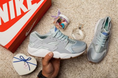 Yeni renkli ve güzel Nike Air Huarache koşu ayakkabıları, spor ayakkabıları, soyut arka planda bir marka kutusu olan logoyu gösteren spor ayakkabıları. Spor ve günlük ayakkabı konsepti. Kyiv, Ukrayna - 15 Mayıs 2018