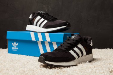 Yeni renkli ve güzel Adidas Iniki koşu ayakkabıları, spor ayakkabıları, spor ayakkabıları, soyut arka planda bir marka kutusu olan logoyu gösteren spor ayakkabıları. Spor ve günlük ayakkabı konsepti. Kyiv, Ukrayna - 14 Mayıs 2018