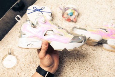 Yeni renkli ve güzel Nike Air Max koşu ayakkabıları, spor ayakkabıları, spor ayakkabıları soyut arka planda bir marka kutusu olan logoyu gösteren ayakkabılar. Spor ve günlük ayakkabı konsepti. Kyiv, Ukrayna-11 Nisan 2018