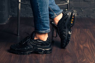 Yeni renkli ve güzel Nike Air Max koşu ayakkabıları, spor ayakkabıları, spor ayakkabıları soyut arka planda bir marka kutusu olan logoyu gösteren ayakkabılar. Spor ve günlük ayakkabı konsepti. Kyiv, Ukrayna - 26 Temmuz 2018