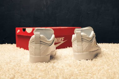 Yeni güzel renkli ve güzel Nike Air Max koşu ayakkabıları, spor ayakkabıları, spor ayakkabıları soyut arka planda bir marka kutusu olan logoyu gösteriyor. Spor ve günlük ayakkabı konsepti. Kyiv, Ukrayna-23 Ağustos 2018