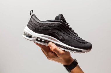 Yeni güzel renkli ve güzel Nike Air Max koşu ayakkabıları, spor ayakkabıları, spor ayakkabıları soyut arka planda bir marka kutusu olan logolar gösteriyor. Spor ve günlük ayakkabı konsepti. Kyiv, Ukrayna-Eylül 06, 2018