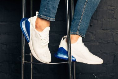 Yeni güzel renkli ve güzel Nike Air Max koşu ayakkabıları, spor ayakkabıları, spor ayakkabıları soyut arka planda bir marka kutusu olan logoyu gösteriyor. Spor ve günlük ayakkabı konsepti. Kyiv, Ukrayna-21 Ağustos 2018