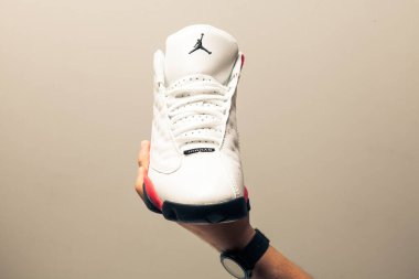 Renkli ve güzel Jordan Air Max koşu ayakkabıları, spor ayakkabıları, spor ayakkabıları, spor ayakkabıları soyut arka planda bir marka kutusu olan logo gösteriyor. Spor ve günlük ayakkabı konsepti. Kyiv, Ukrayna-Eylül 06, 2018