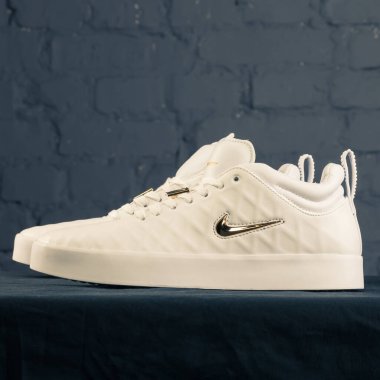 Yeni güzel renkli ve güzel Nike Air Max koşu ayakkabıları, spor ayakkabıları, spor ayakkabıları soyut arka planda bir marka kutusu olan logolar gösteriyor. Spor ve günlük ayakkabı konsepti. Kyiv, Ukrayna-9 Aralık 2017