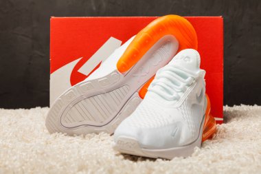 Yeni güzel renkli ve güzel Nike Air Max koşu ayakkabıları, spor ayakkabıları, spor ayakkabıları soyut arka planda bir marka kutusu olan logoyu gösteriyor. Spor ve günlük ayakkabı konsepti. Kyiv, Ukrayna-21 Ağustos 2018