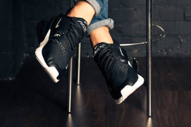 Yeni güzel renkli ve güzel Nike Air Max koşu ayakkabıları, spor ayakkabıları, spor ayakkabıları soyut arka planda bir marka kutusu olan logoyu gösteriyor. Spor ve günlük ayakkabı konsepti. Kyiv, Ukrayna-26 Ağustos 2018