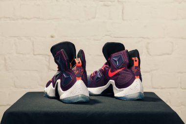 Yeni güzel renkli ve güzel Nike Air Max koşu ayakkabıları, spor ayakkabıları, spor ayakkabıları soyut arka planda bir marka kutusu olan logoyu gösteriyor. Spor ve günlük ayakkabı konsepti. Kyiv, Ukrayna - 29 Ocak 2018