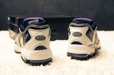 Yeni güzel renkli ve güzel Nike Air Max koşu ayakkabıları, spor ayakkabıları, spor ayakkabıları soyut arka planda bir marka kutusu olan logoyu gösteriyor. Spor ve günlük ayakkabı konsepti. Kyiv, Ukrayna-7 Mart 2018