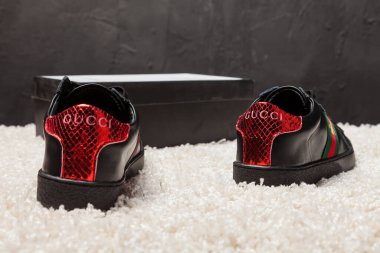 Yeni renkli ve güzel Adidas Gucci koşu ayakkabıları, spor ayakkabıları, spor ayakkabıları, spor ayakkabıları soyut arka planda bir marka kutusu olan logoyu gösteriyor. Spor ve günlük ayakkabı konsepti. Kyiv, Ukrayna-11 Nisan 2018