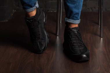 Yeni renkli ve güzel Nike Air Max koşu ayakkabıları, spor ayakkabıları, spor ayakkabıları soyut arka planda bir marka kutusu olan logoyu gösteren ayakkabılar. Spor ve günlük ayakkabı konsepti. Kyiv, Ukrayna-7 Ağustos 2018