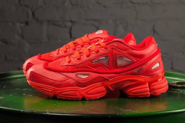 Yeni güzel renkli ve güzel Adidas koşu ayakkabıları, spor ayakkabıları, spor ayakkabıları soyut arka planda bir marka kutusu olan logo gösteriyor. Spor ve günlük ayakkabı konsepti. Kyiv, Ukrayna - 20 Ekim 2017