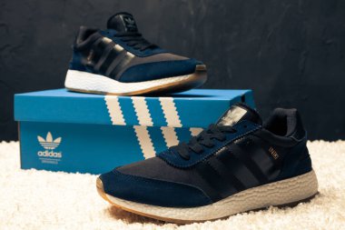 Yeni renkli ve güzel Adidas Iniki koşu ayakkabıları, spor ayakkabıları, spor ayakkabıları, spor ayakkabıları soyut arka planda bir marka kutusu olan logoyu gösteriyor. Spor ve günlük ayakkabı konsepti. Kyiv, Ukrayna-7 Mart 2018