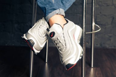 Yeni renkli ve güzel Nike Air Max koşu ayakkabıları, spor ayakkabıları, spor ayakkabıları soyut arka planda bir marka kutusu olan logoyu gösteren ayakkabılar. Spor ve günlük ayakkabı konsepti. Kyiv, Ukrayna-4 Ağustos 2018