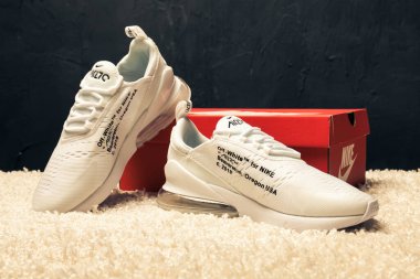 Yeni güzel renkli ve güzel Nike Air Max koşu ayakkabıları, spor ayakkabıları, spor ayakkabıları soyut arka planda bir marka kutusu olan logoyu gösteriyor. Spor ve günlük ayakkabı konsepti. Kyiv, Ukrayna-23 Ağustos 2018