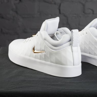 Yeni güzel renkli ve güzel Nike Air Max koşu ayakkabıları, spor ayakkabıları, spor ayakkabıları soyut arka planda bir marka kutusu olan logolar gösteriyor. Spor ve günlük ayakkabı konsepti. Kyiv, Ukrayna-9 Aralık 2017