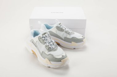 Yeni güzel renkli ve güzel Balenciaga koşu ayakkabıları, spor ayakkabıları, spor ayakkabıları soyut arka planda bir marka kutusu olan logoyu gösteriyor. Spor ve günlük ayakkabı konsepti. Kyiv, Ukrayna - 2 Şubat 2018