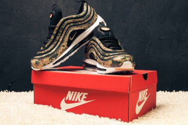 Yeni renkli ve güzel Nike Air Max koşu ayakkabıları, spor ayakkabıları, spor ayakkabıları soyut arka planda bir marka kutusu olan logoyu gösteren ayakkabılar. Spor ve günlük ayakkabı konsepti. Kyiv, Ukrayna-4 Ağustos 2018