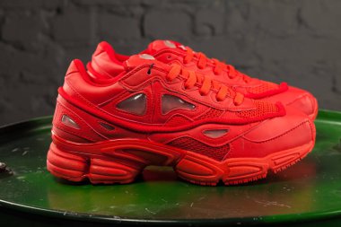 Yeni güzel renkli ve güzel Adidas koşu ayakkabıları, spor ayakkabıları, spor ayakkabıları soyut arka planda bir marka kutusu olan logo gösteriyor. Spor ve günlük ayakkabı konsepti. Kyiv, Ukrayna - 20 Ekim 2017