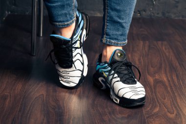 Yeni renkli ve güzel Nike Air Max koşu ayakkabıları, spor ayakkabıları, spor ayakkabıları soyut arka planda bir marka kutusu olan logoyu gösteren ayakkabılar. Spor ve günlük ayakkabı konsepti. Kyiv, Ukrayna - 26 Temmuz 2018