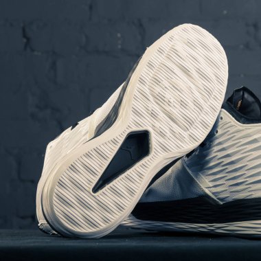 Yeni güzel renkli ve güzel Nike Air Max koşu ayakkabıları, spor ayakkabıları, spor ayakkabıları soyut arka planda bir marka kutusu olan logolar gösteriyor. Spor ve günlük ayakkabı konsepti. Kyiv, Ukrayna-9 Aralık 2017