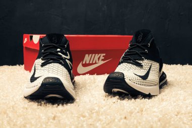 Yeni renkli ve güzel Nike Air Max koşu ayakkabıları, spor ayakkabıları, spor ayakkabıları soyut arka planda bir marka kutusu olan logoyu gösteren ayakkabılar. Spor ve günlük ayakkabı konsepti. Kyiv, Ukrayna-28 Nisan 2018