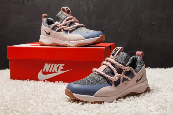 Yeni renkli ve güzel Nike Air Max koşu ayakkabıları, spor ayakkabıları, spor ayakkabıları soyut arka planda bir marka kutusu olan logoyu gösteren ayakkabılar. Spor ve günlük ayakkabı konsepti. Kyiv, Ukrayna-11 Nisan 2018