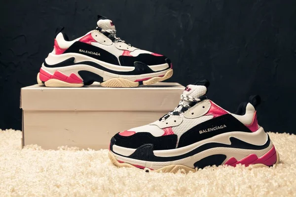 Nya Vackra Färgglada Och Trevliga Balenciaga Löparskor Sneakers Tränare Som — Stockfoto