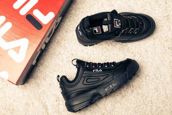 새로운 다채롭고 Fila Disruptor 트레이너는 추상적 배경에 브랜드 박스가 로고를 — 스톡 사진