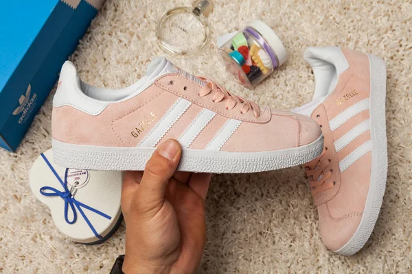 Gyönyörű Színes Szép Adidas Gazelle Futó Cipő Tornacipő Tréner Mutatja — Stock Fotó