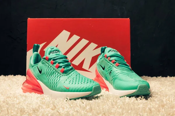 Yeni Renkli Güzel Nike Air Max Koşu Ayakkabıları Spor Ayakkabıları — Stok fotoğraf